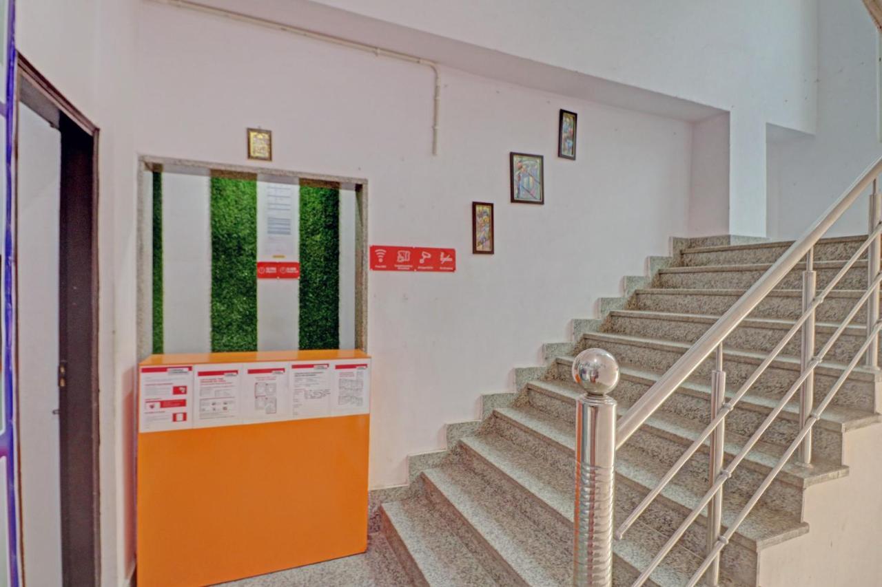 Oyo 81168 Collection O Dwarka Mor New Delhi Buitenkant foto