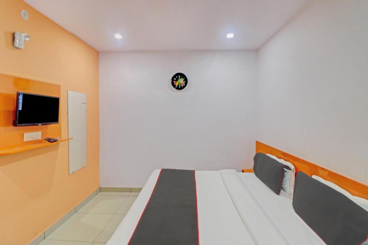 Oyo 81168 Collection O Dwarka Mor New Delhi Buitenkant foto