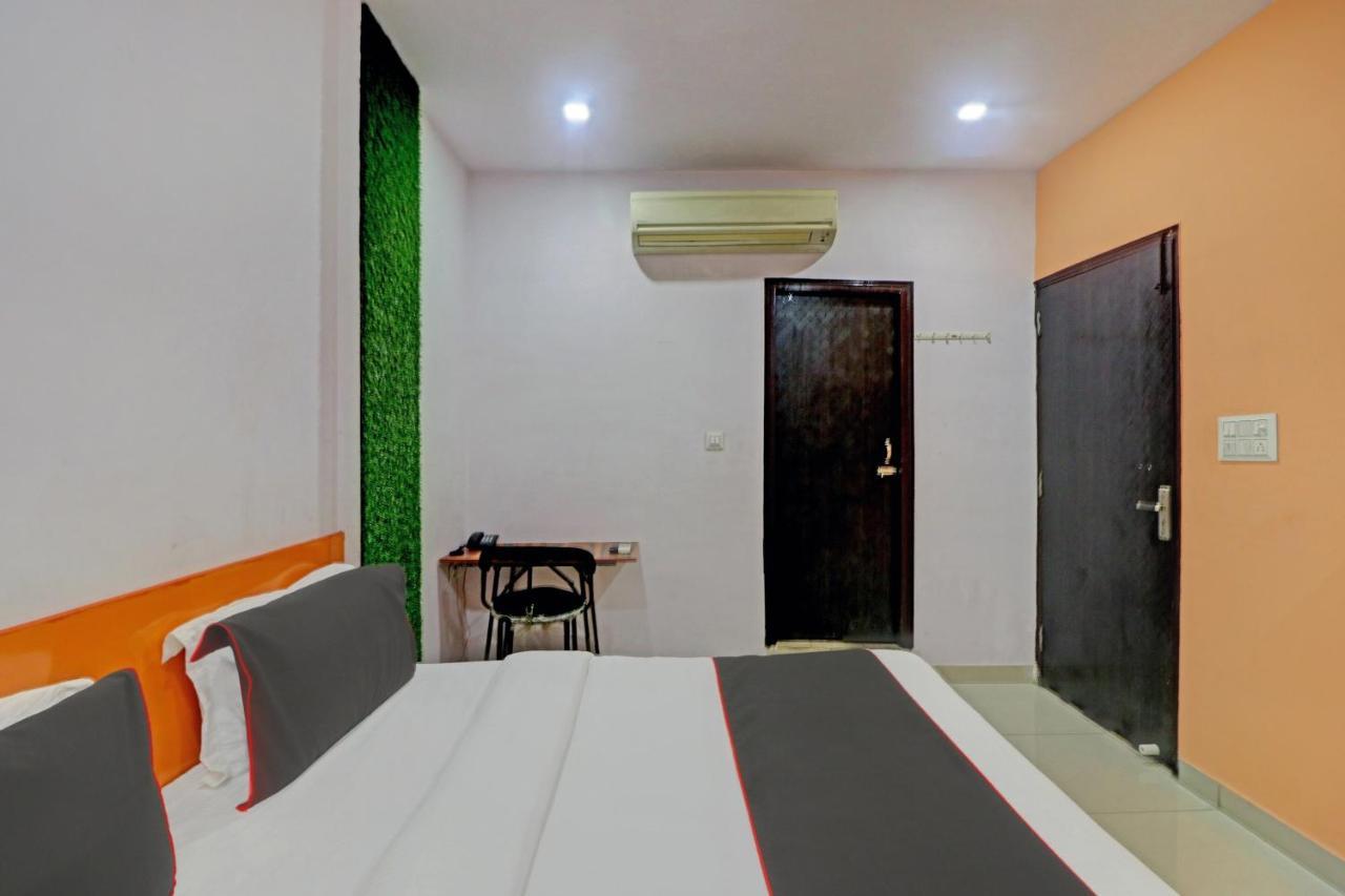Oyo 81168 Collection O Dwarka Mor New Delhi Buitenkant foto
