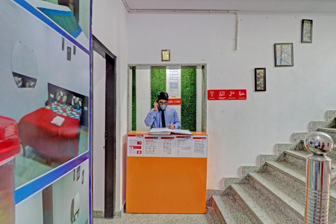 Oyo 81168 Collection O Dwarka Mor New Delhi Buitenkant foto